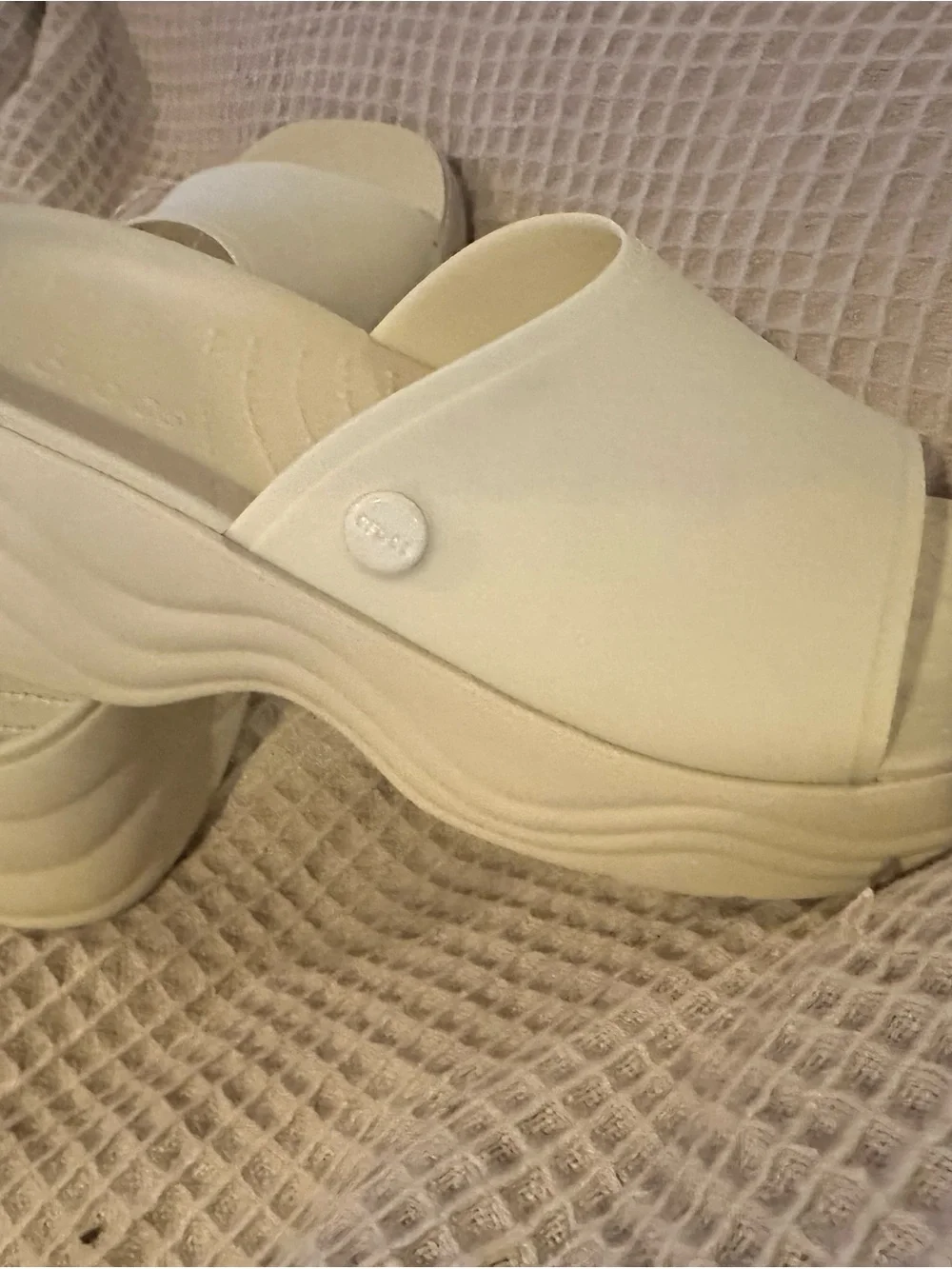 CROCS Classic Slide in Creamy White